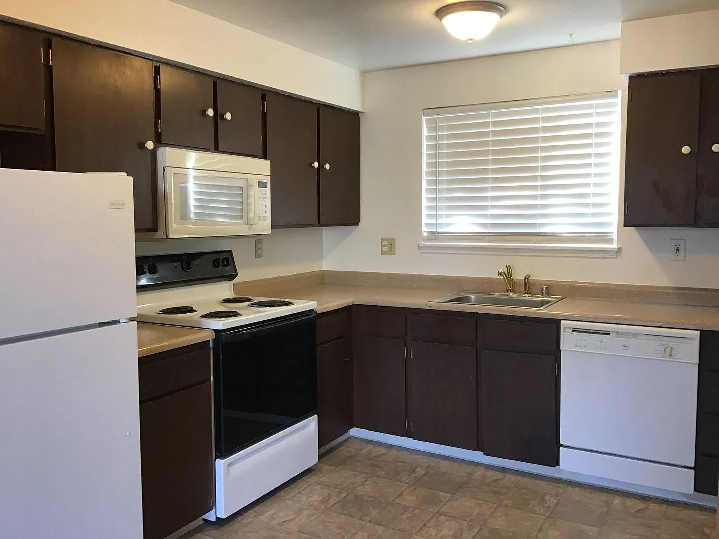 2 Bedroom Reno Condo in Gated Community — Photo 4