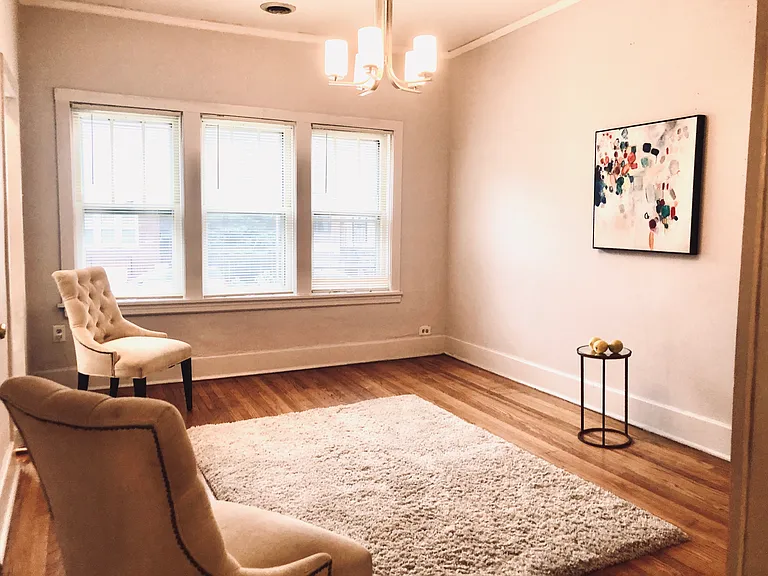 Hardwood, high ceilings in livingroom