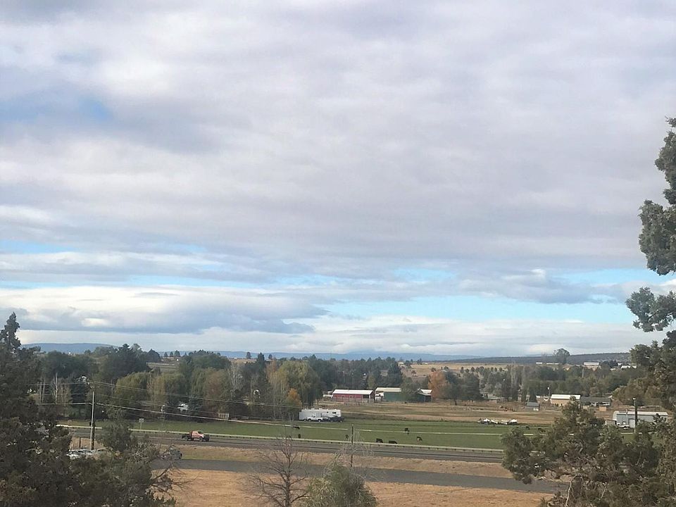 2nd image of 1865 SW Chevrolet Dr