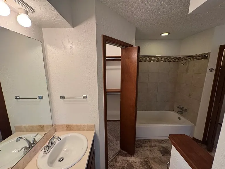 8401 Woodhue Dr — Photo 10