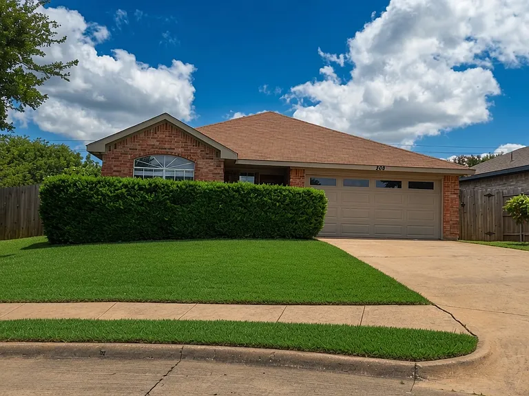 208 Iris Ln — Photo 1