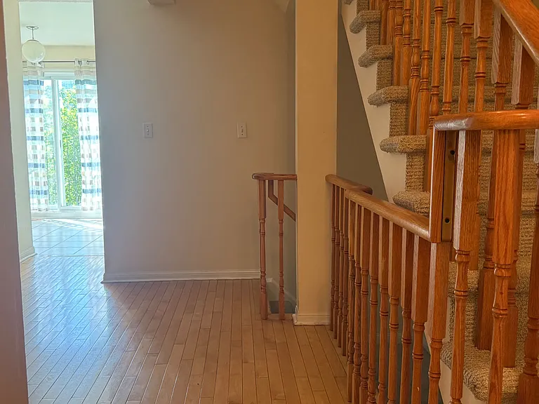 80 Acorn Pl #16 — Photo 8