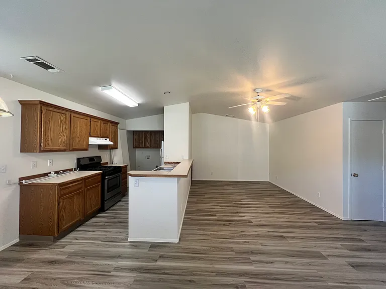 709 NE Savannah Dr #3 — Photo 5