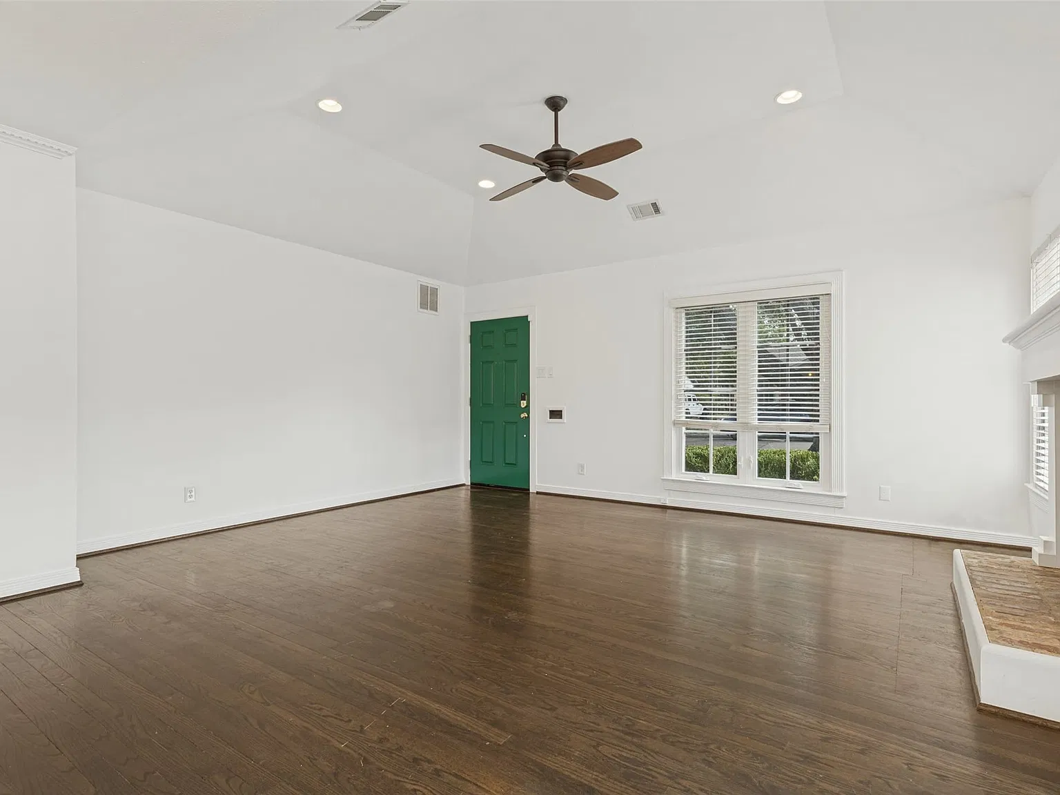 2 bed, 2.0 bath, 1383 sqft, $4,000 — Photo 3