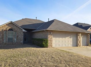 417 E Plantation Ter, Mustang, OK 73064