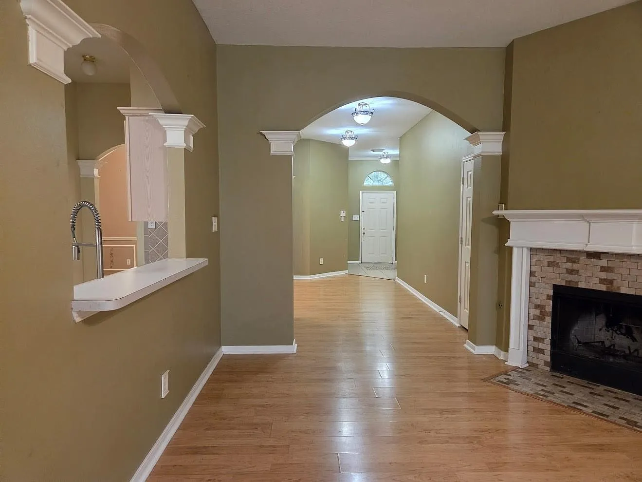 3 bed, 2.0 bath, 2318 sqft, $2,350 — Photo 2