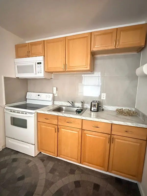 2 bed, 1.0 bath, 792 sqft, $1,300 — Photo 2