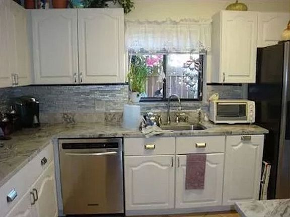 4th image of 315 Ivy Ln #16