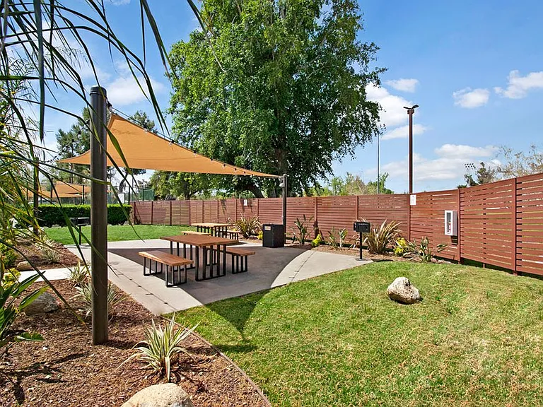 Del Flora Apartments — Photo 11