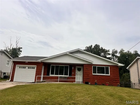 321 Hand Dr, Godfrey, IL 62035