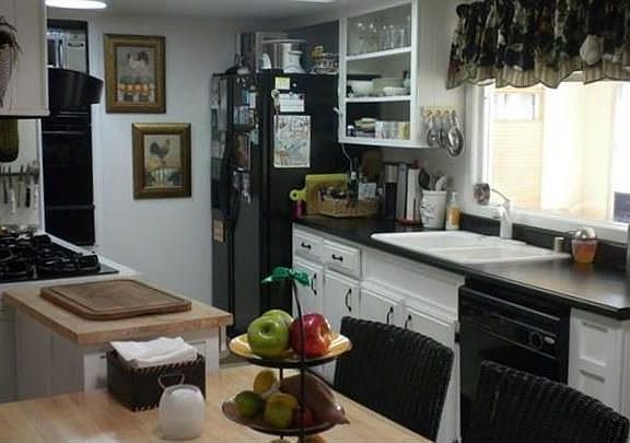 Well appointed kitchen with gas cook-top