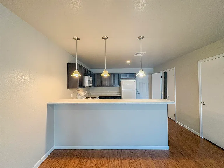 255 E 5th Ave — Photo 10