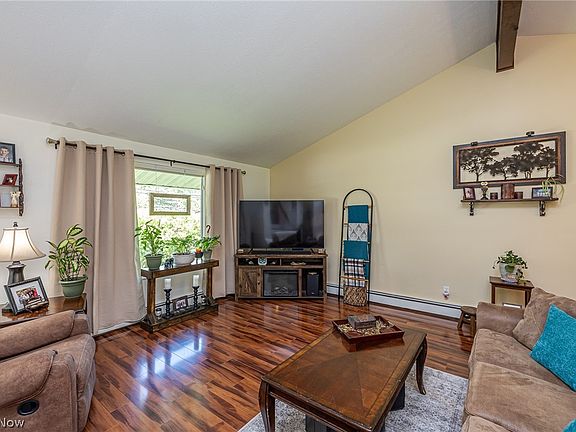 3rd image of 4060 Laurel Rd