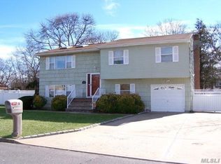 6 Bank St, Selden, NY 11784