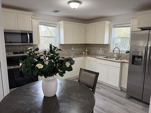 5th image of 447 Glover St