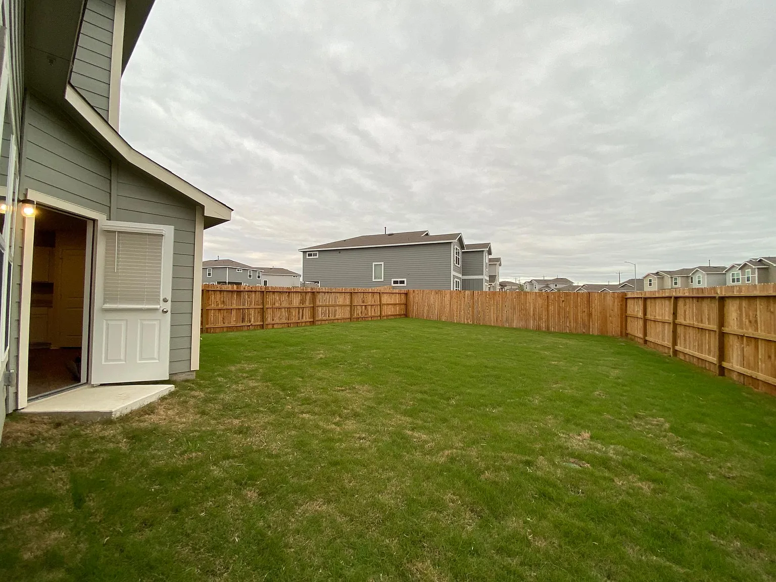 4 bed, 2.5 bath, 1920 sqft, $1,900 — Photo 3