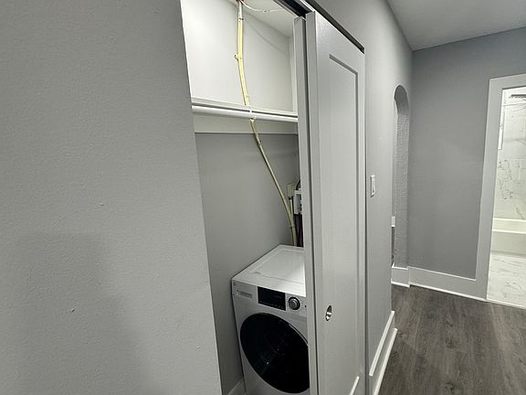 5th image of 202 W Sedgwick St #100