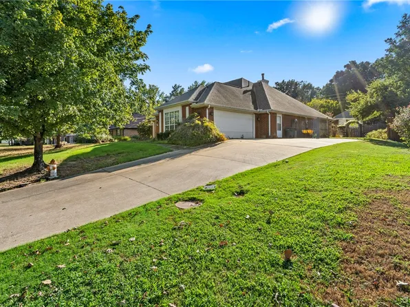 1631 N Arthurs Ct, Fayetteville, AR 72701