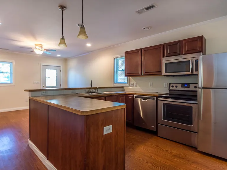 209 N Madison St — Photo 7