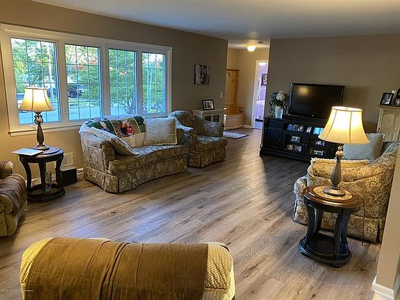 2nd image of 828 Castle Dr
