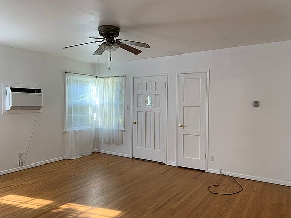 Living room
entrance door, coat closet