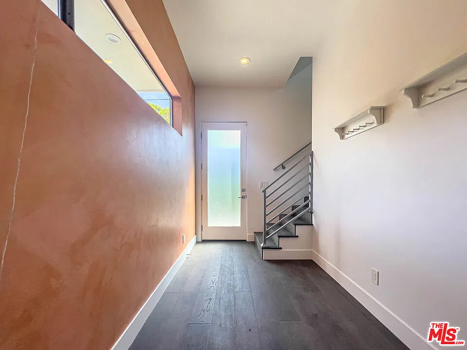 3 bed, 4.0 bath, 2433 sqft, $5,900 — Photo 3