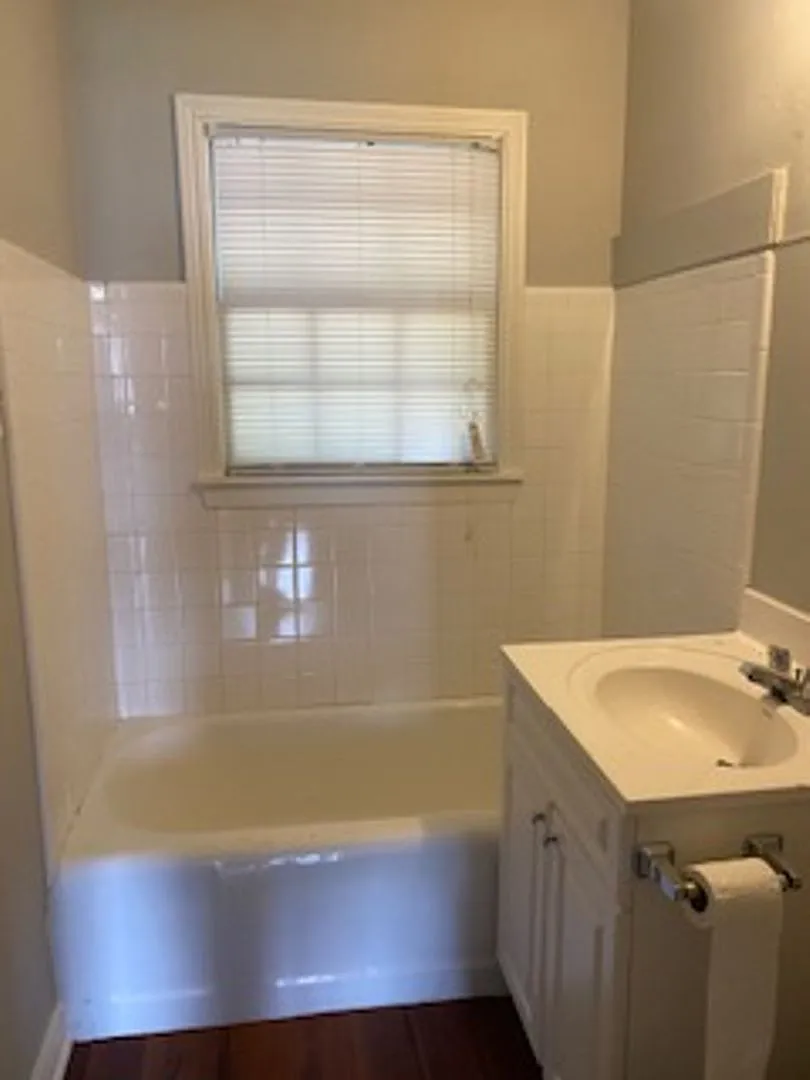 Cute 2BR Bungalow — Photo 3