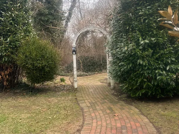 (undisclosed Address), Greenlawn, NY 11740