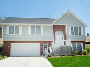 220 Mountain Breeze Dr, Blacksburg, VA 24060