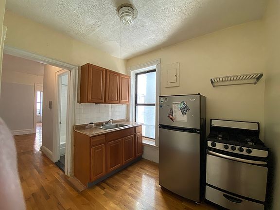 3rd image of 1054 Bergen St APT 1B