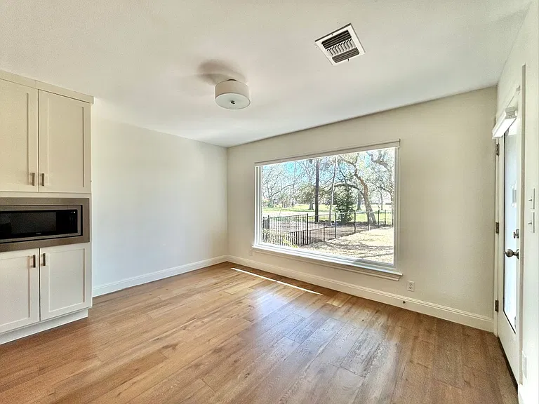 9108 Balcones Club Dr — Photo 5