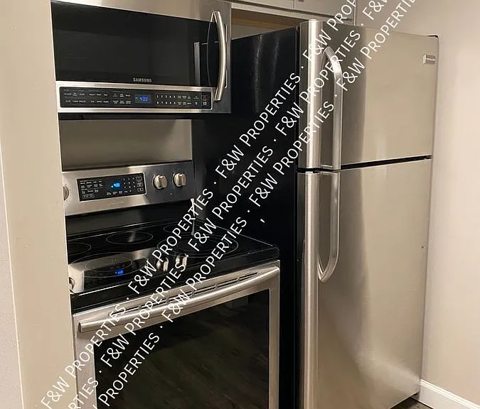 1581 Roxbury Rd — Photo 3