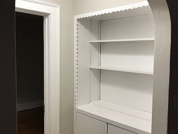 3rd image of 2423 Benderwirt Ave