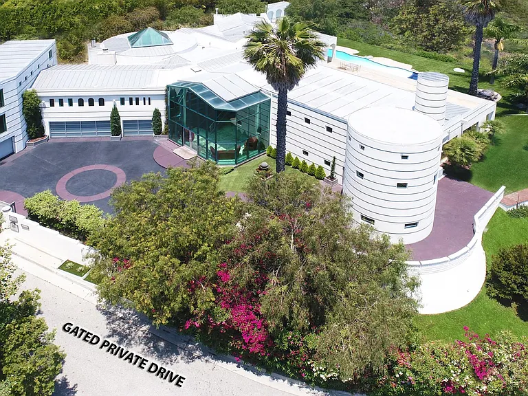 13318 Mulholland Dr — Photo 5