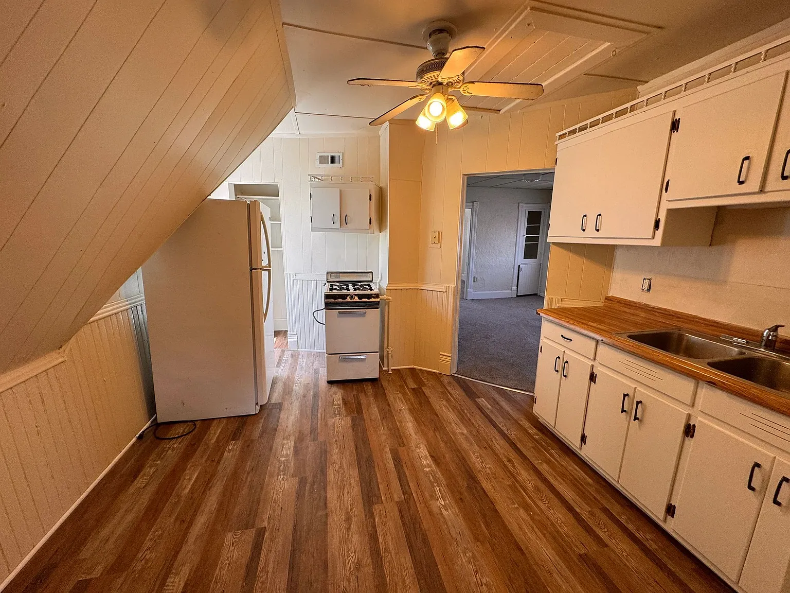 2 bed, 900 sqft, $1,300 — Photo 2