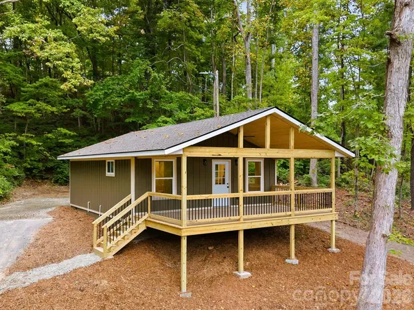 202 Lyndhurst Dr, Hendersonville, NC 28791