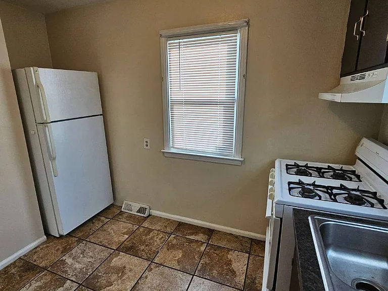 28303 Essex St — Photo 4