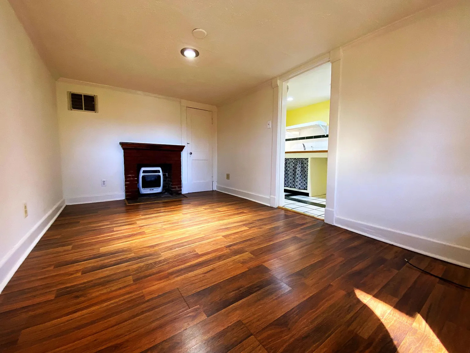 1 bed, 300 sqft, $800 — Photo 2