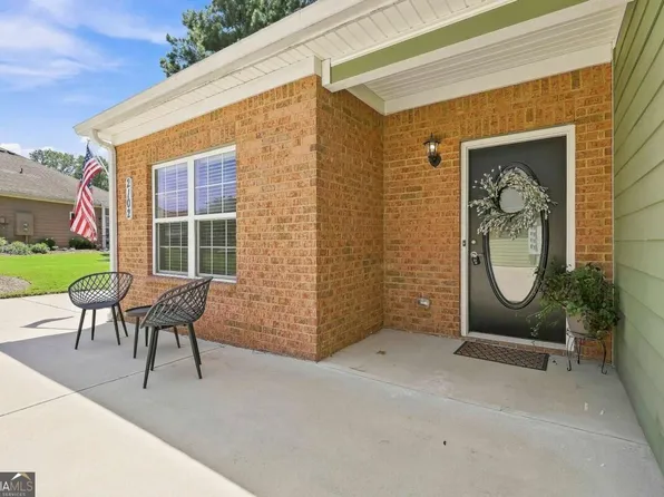 2102 Commonwealth Cir, Newnan, GA 30263