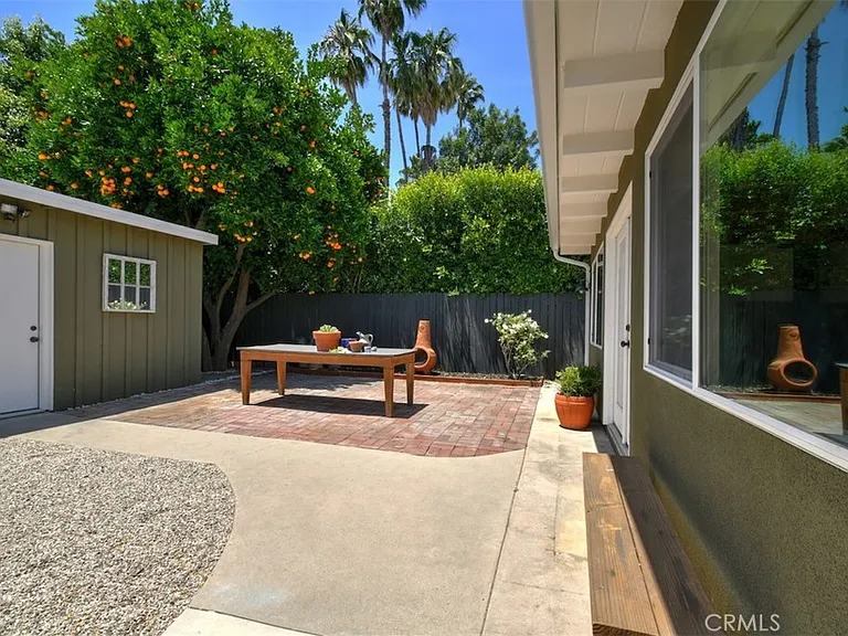 13902 Calvert St — Photo 26