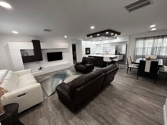 2nd image of 3934 Marlborough Pl