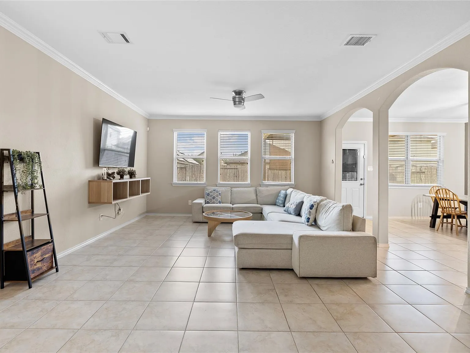 4 bed, 2.5 bath, 2560 sqft, $2,800 — Photo 4