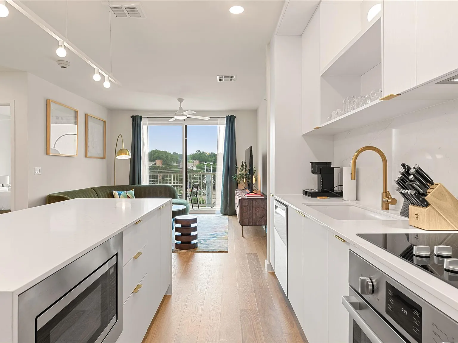 2 bed, 2.0 bath, 1060 sqft, $4,000 — Photo 2