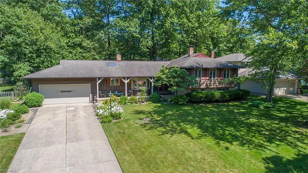 1061 Oakview Dr photo 1