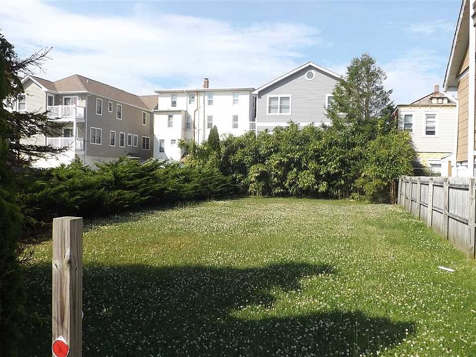 1st image of 225 E Youngs Ave