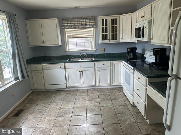 2nd image of 609 Cresthaven Ct