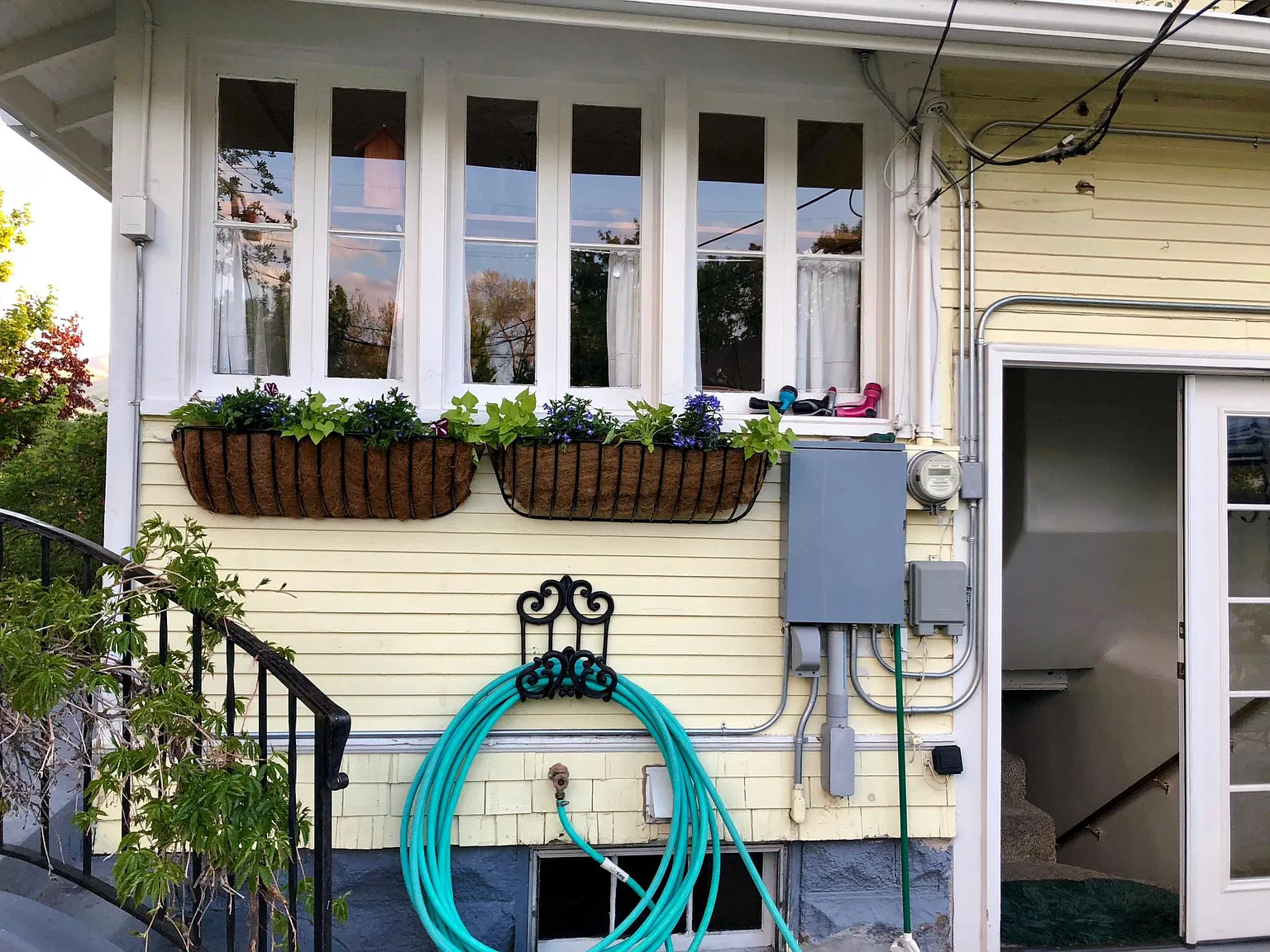 256 S 6th Ave — Photo 2