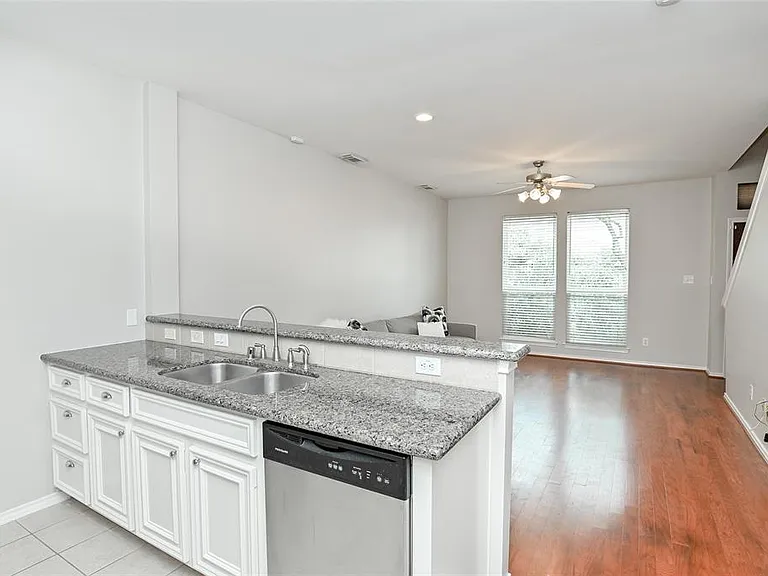 1819 Genesee St — Photo 13