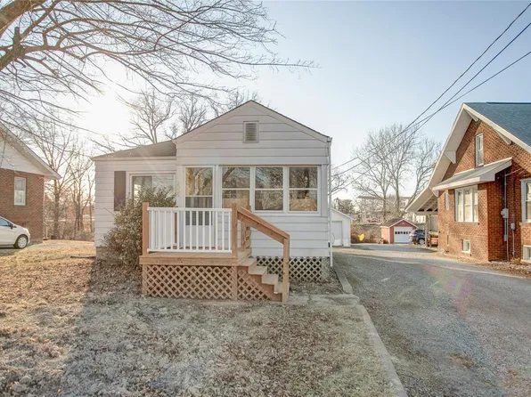 2806 Grovelin St, Godfrey, IL 62035