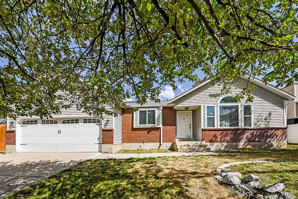 5 bed, 3.0 bath, 2516 sqft, $3,070 — Photo 1